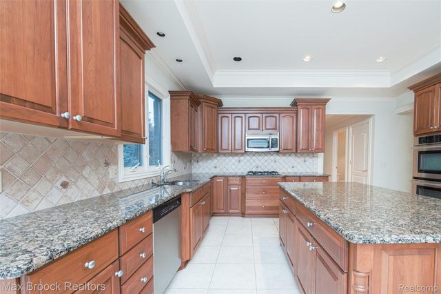 52221 Chickadee, Utica, MI 48315