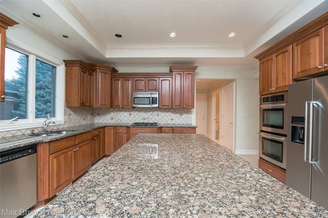 52221 Chickadee, Utica, MI 48315