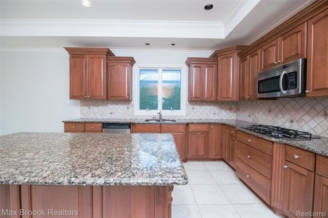 52221 Chickadee, Utica, MI 48315