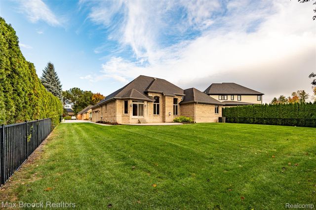 52221 Chickadee, Utica, MI 48315