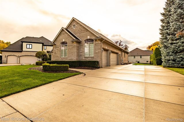 52221 Chickadee, Utica, MI 48315