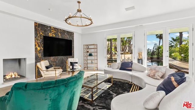 1368 Doheny Place, Los Angeles, CA 90069