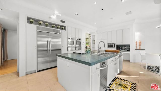 1368 Doheny Place, Los Angeles, CA 90069