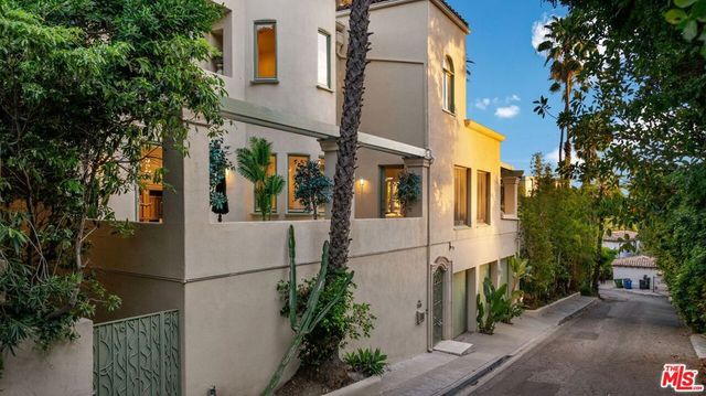 1368 Doheny Place, Los Angeles, CA 90069