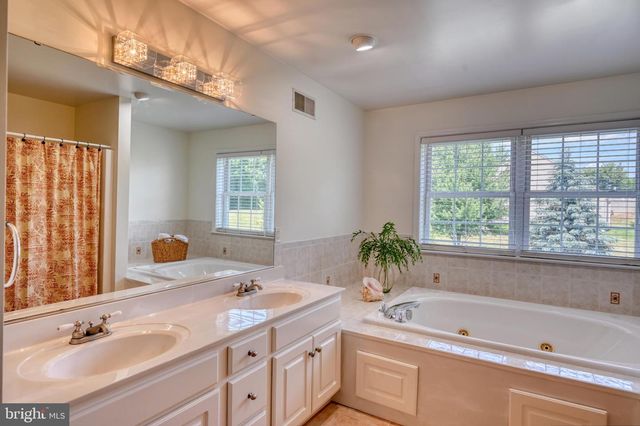 17 JENNIFER DR, Bernville, PA 19506