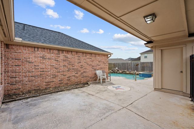 112 Sandstone Bend Lane, Dickinson, TX 77539
