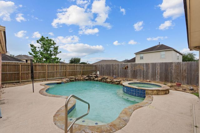 112 Sandstone Bend Lane, Dickinson, TX 77539
