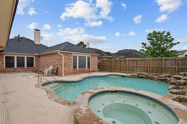 112 Sandstone Bend Lane, Dickinson, TX 77539