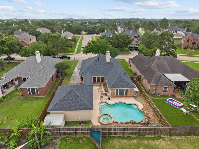 112 Sandstone Bend Lane, Dickinson, TX 77539