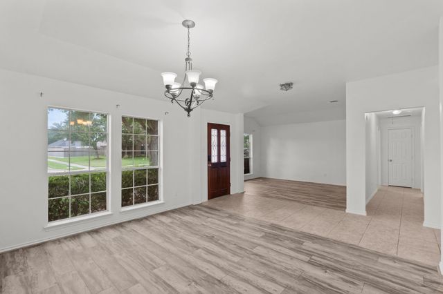 112 Sandstone Bend Lane, Dickinson, TX 77539