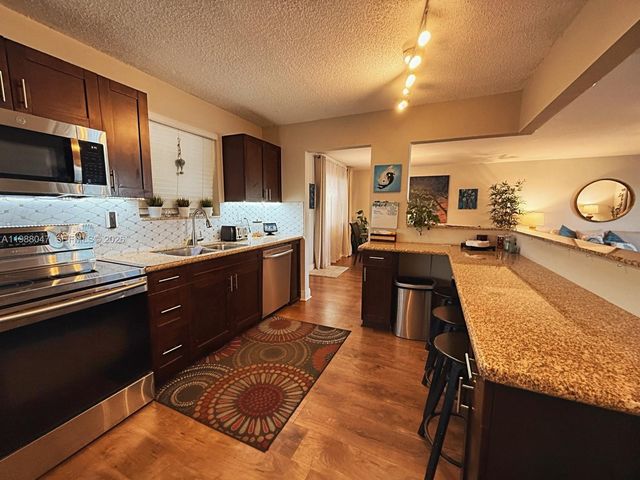 605 Ives Dairy Rd 205-7, Miami, FL 33179