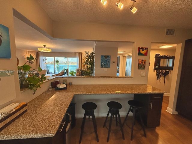 605 Ives Dairy Rd 205-7, Miami, FL 33179
