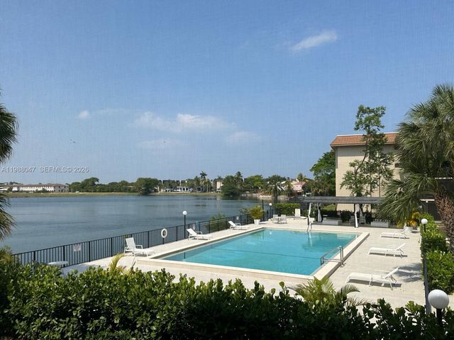 605 Ives Dairy Rd 205-7, Miami, FL 33179
