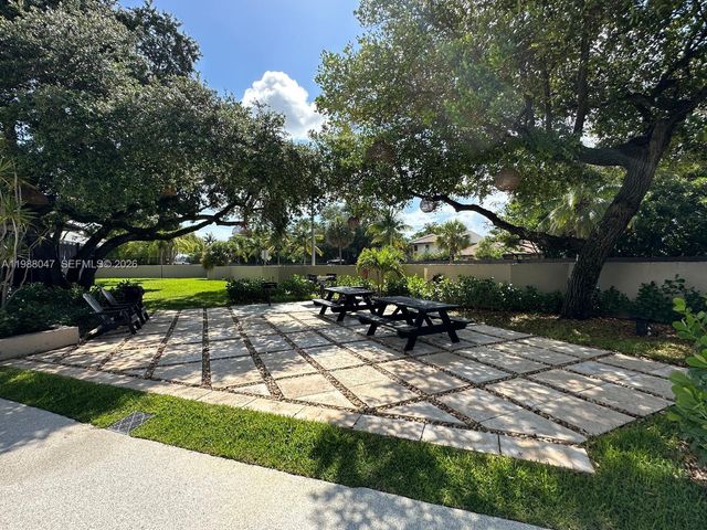 605 Ives Dairy Rd 205-7, Miami, FL 33179