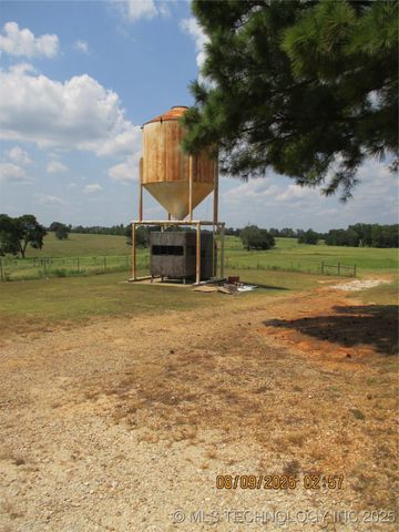 554 N 4206 Road, Hugo, OK 74743