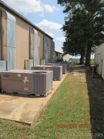 554 N 4206 Road, Hugo, OK 74743