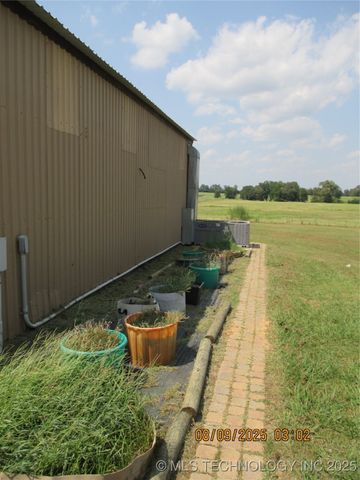 554 N 4206 Road, Hugo, OK 74743