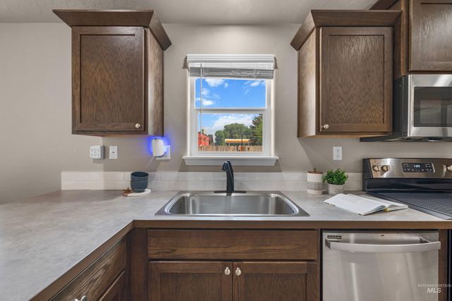 13 S Hawthorne Ave, Middleton, ID 83644