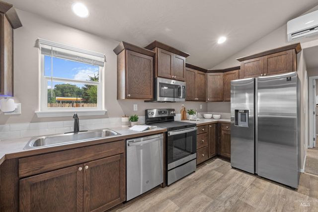 13 S Hawthorne Ave, Middleton, ID 83644