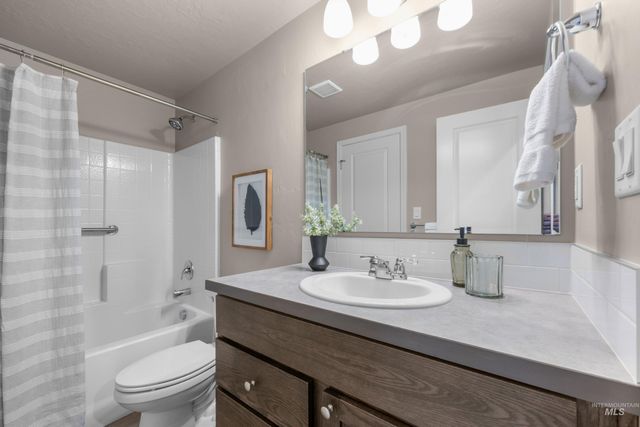 13 S Hawthorne Ave, Middleton, ID 83644