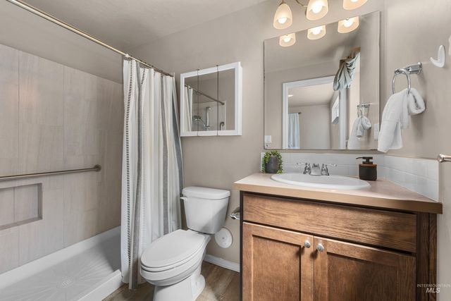13 S Hawthorne Ave, Middleton, ID 83644