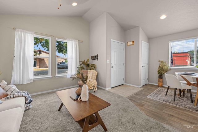 13 S Hawthorne Ave, Middleton, ID 83644