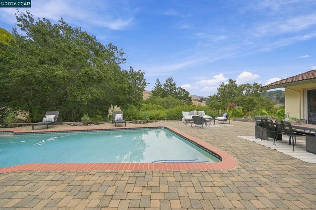 21 Inverleith Terrace, Moraga, CA 94556