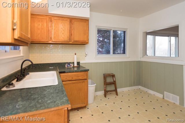 4696 Syracuse Street, Dearborn Heights, MI 48125