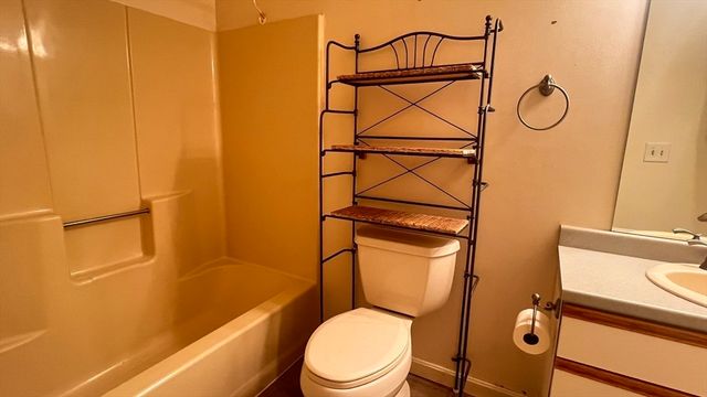 13 Dallas Dr 305, Dracut, MA 01826