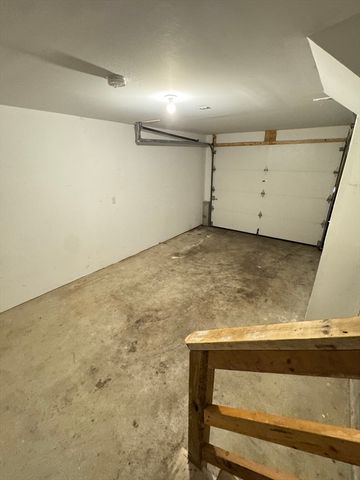 35 Standish St, Worcester, MA 01604