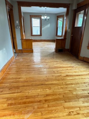 35 Standish St, Worcester, MA 01604