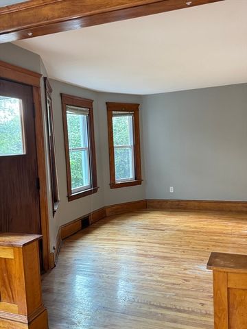 35 Standish St, Worcester, MA 01604