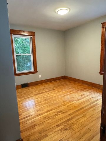35 Standish St, Worcester, MA 01604