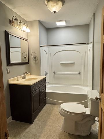 35 Standish St, Worcester, MA 01604