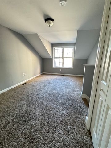35 Standish St, Worcester, MA 01604