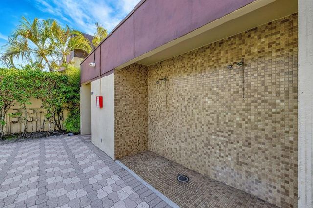 3301 NW 47th Terrace Unit 403, Lauderdale Lakes, FL 33319