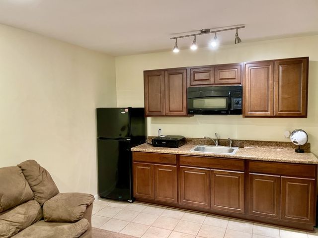 1073 Crane Ct, Kingston Springs, TN 37082