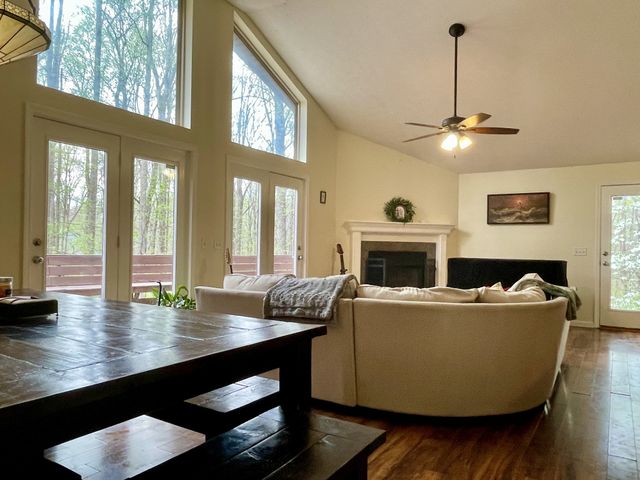 1073 Crane Ct, Kingston Springs, TN 37082