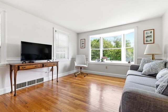 49 Edgeworth St, Weymouth, MA 02189