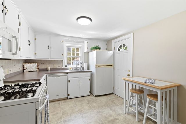 49 Edgeworth St, Weymouth, MA 02189