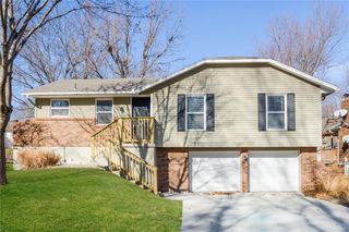 305 Westminister Road, Blue Springs, MO 64014