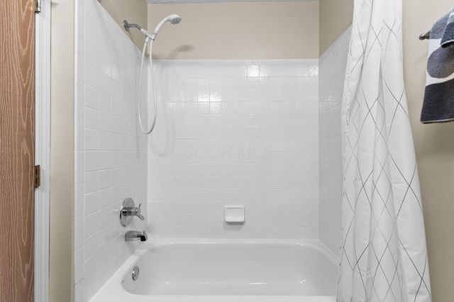 5758 Willow Lake Drive, Grove City, OH 43123