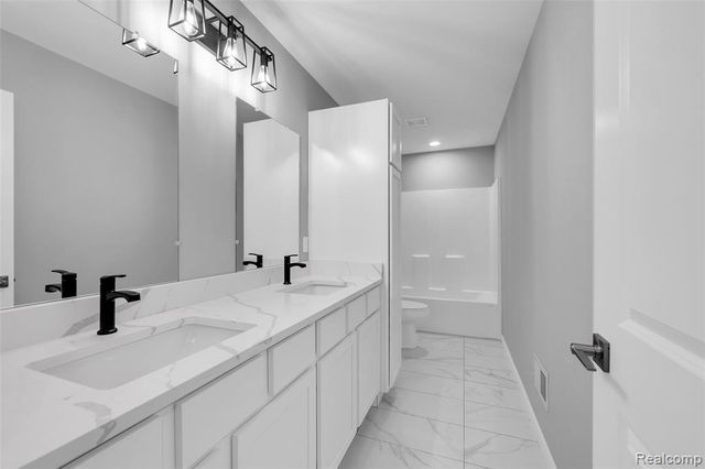 6058 Woodridge Lane, Grand Blanc, MI 48439