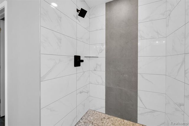 6058 Woodridge Lane, Grand Blanc, MI 48439