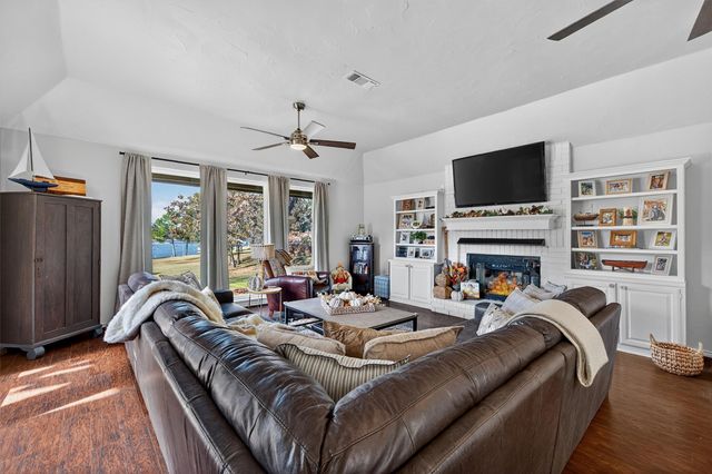 100 Mohawk Cove, Lake Kiowa, TX 76240