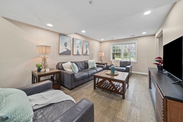 24 Pelican Dr 24, Walpole, MA 02081