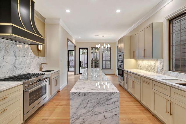 74 Briar Hollow Lane, Houston, TX 77027