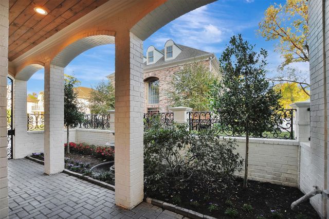 74 Briar Hollow Lane, Houston, TX 77027