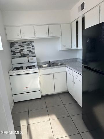 7828 WEST Drive E, El Paso, TX 79915