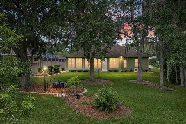 12215 WOODLANDS CIRCLE, Dade City, FL 33525